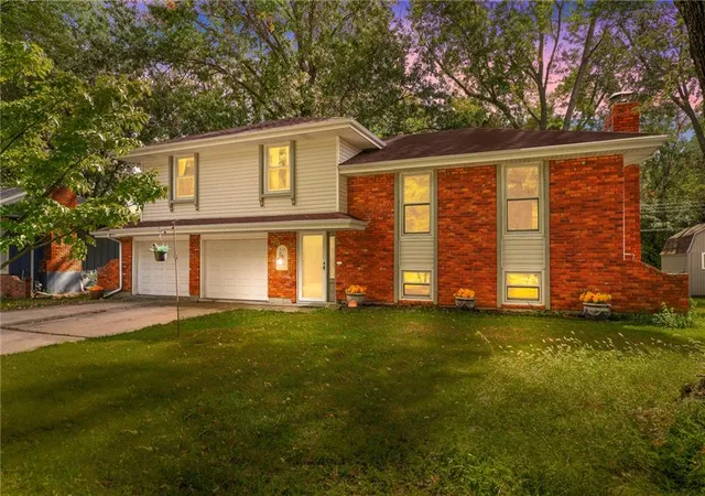 Photo 1 of Sale Pending at 435 Kingsley Ave, Liberty, MO 64068 | MLS# 2645541 | Listing updated on 2026-10-18