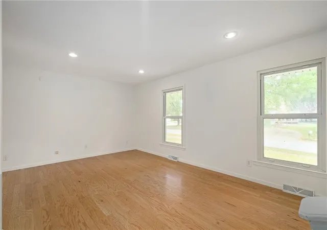 Photo 4 of Sale Pending at 435 Kingsley Ave, Liberty, MO 64068 | MLS# 2645541 | Listing updated on 2026-10-18