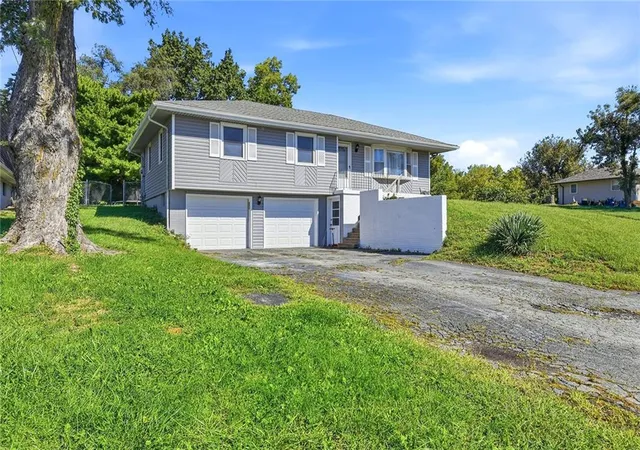Photo 2 of Single family home for sale at 8646 Splitlog Ave, Kansas City, KS 66112 | MLS# 2645546 | Listing updated on 2026-10-06