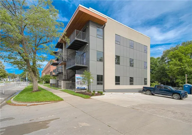 Photo 2 of House for sale at 200 W Gregory Blvd, Kansas City, MO 64114 | MLS# 2645550 | Listing updated on 2026-10-05