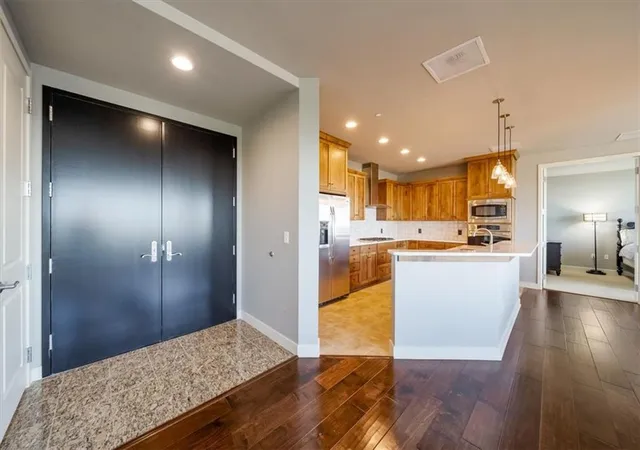 Photo 2 of Condo for sale at 700 W 31st Street #1405, Kansas City, MO 64108 | MLS# 2645556 | Listing updated on 2026-10-09