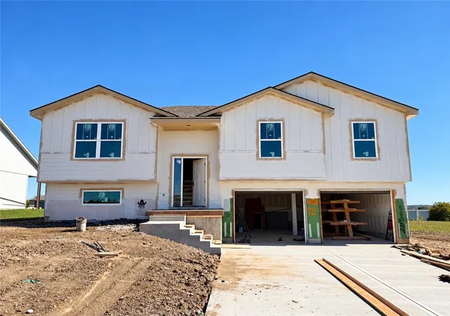 Photo 1 of Single family home for sale at 695 S Ranson Pl, Independence, MO 64056 | MLS# 2645559 | Listing updated on 2026-10-08