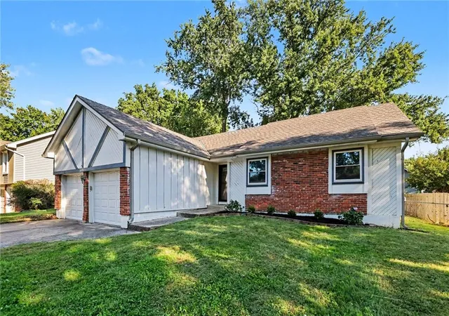 Photo 2 of Single family home for sale at 13935 S Cottonwood Dr, Olathe, KS 66062 | MLS# 2645570 | Listing updated on 2026-10-09