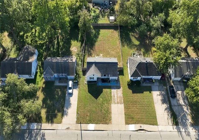 Photo 3 of Single family home for sale at 7715 Sni A Bar Rd, Kansas City, MO 64129 | MLS# 2645580 | Listing updated on 2026-10-22