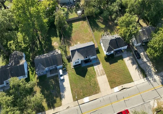 Photo 4 of Single family home for sale at 7715 Sni A Bar Rd, Kansas City, MO 64129 | MLS# 2645580 | Listing updated on 2026-10-22