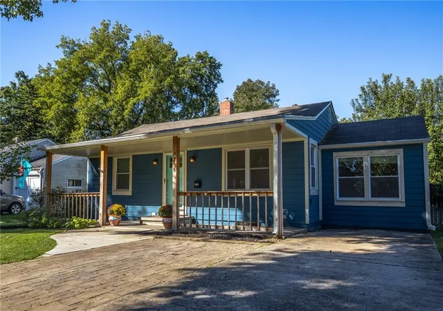 Single family home for sale at 8200 Summit St, Kansas City, MO 64114 | MLS# 2645584