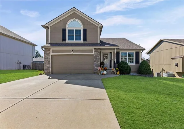 Single family home for sale at 1113 Creekside Ct, Raymore, MO 64083 | MLS# 2645586