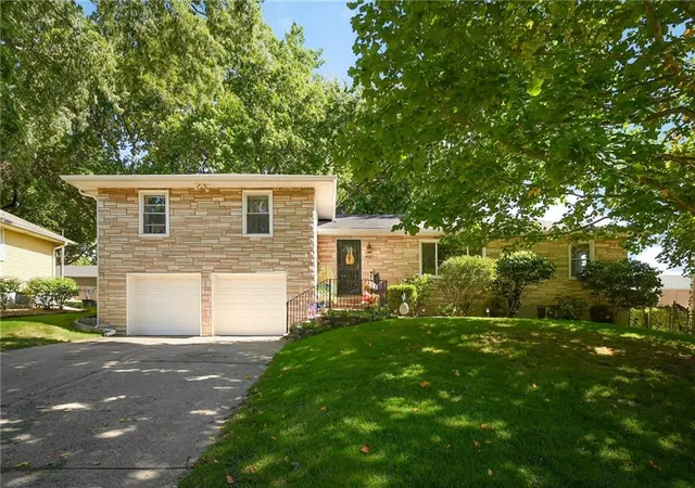 Single family home for sale at 4121 N Briarcliff Rd, Kansas City, MO 64116 | MLS# 2645592