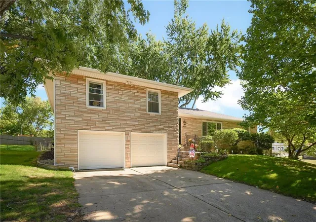 Photo 1 of Single family home for sale at 4121 N Briarcliff Rd, Kansas City, MO 64116 | MLS# 2645592 | Listing updated on 2026-10-25