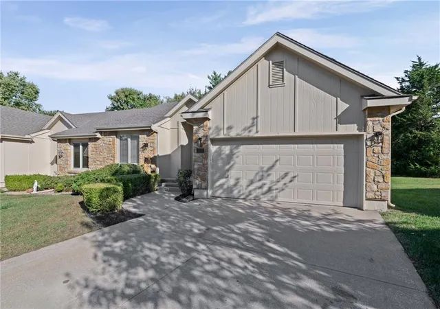 Photo 1 of Townhouse for sale at 510 Nw Ashurst Pl, Lee's Summit, MO 64081 | MLS# 2645594 | Listing updated on 2026-10-10