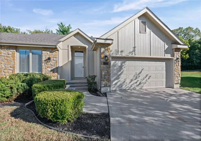 Photo 2 of Townhouse for sale at 510 Nw Ashurst Pl, Lee's Summit, MO 64081 | MLS# 2645594 | Listing updated on 2026-10-10