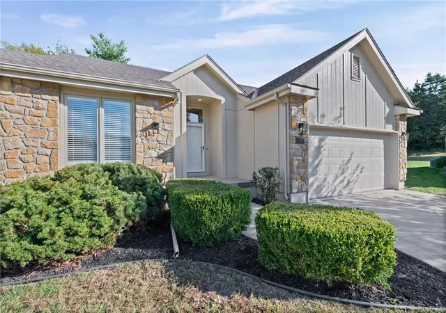 Photo 3 of Townhouse for sale at 510 Nw Ashurst Pl, Lee's Summit, MO 64081 | MLS# 2645594 | Listing updated on 2026-10-10