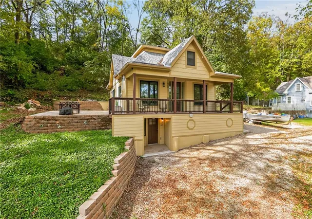 Photo 2 of Single family home for sale at 624 Caldwell St, Excelsior Springs, MO 64024 | MLS# 2645597 | Listing updated on 2026-10-22