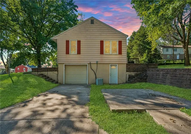 Photo 2 of Single family home for sale at 1024 Orchard Ave, Liberty, MO 64068 | MLS# 2645603 | Listing updated on 2026-10-09