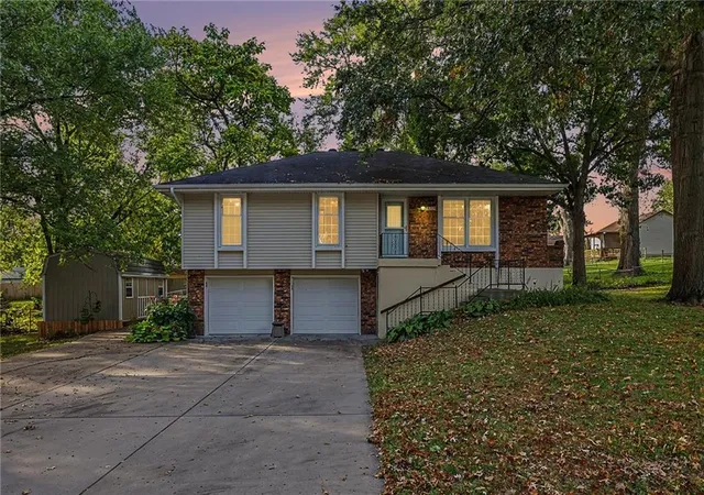 Photo 2 of Single family home for sale at 819 Ne 114th Street, Kansas City, MO 64155 | MLS# 2645609 | Listing updated on 2026-10-20