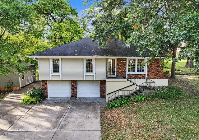 Photo 3 of Single family home for sale at 819 Ne 114th Street, Kansas City, MO 64155 | MLS# 2645609 | Listing updated on 2026-10-20