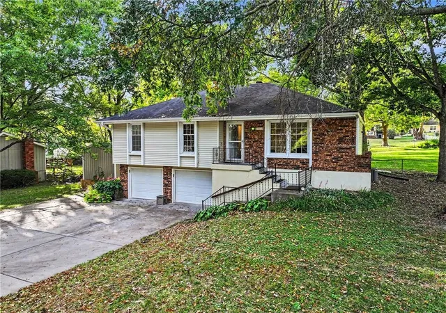 Photo 3 of Single family home for sale at 819 NE 114th Street, Kansas City, MO 64155 | MLS# 2645609 | Listing updated on 2026-10-20