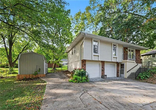 Photo 4 of Single family home for sale at 819 NE 114th Street, Kansas City, MO 64155 | MLS# 2645609 | Listing updated on 2026-10-20