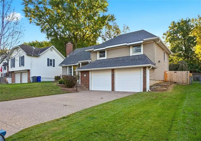 Photo 3 of Single family home for sale at 13929 S Summertree Ln, Olathe, KS 66062 | MLS# 2645629 | Listing updated on 2026-10-08