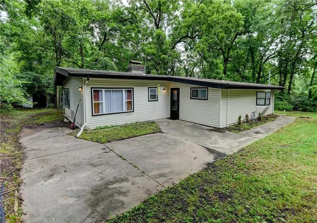 Single family home for sale at 9800 Parkwood Ave, Kansas City, MO 64137 | MLS# 2645633