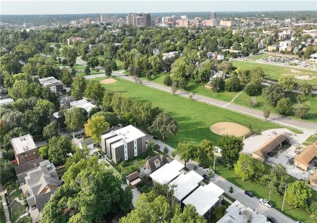 Listing Photo 4 - Condo for sale in building located at 3915 Kenwood Ave, Kansas City, MO 64110