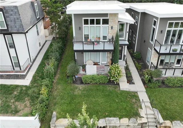 Listing Photo 5 - Condo for sale in building located at 3915 Kenwood Ave, Kansas City, MO 64110