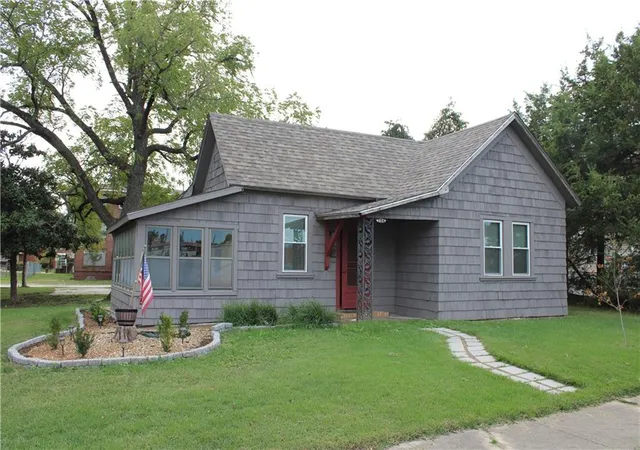 Photo 1 of Single family home for sale at 106 Carlton St, Pittsburg, KS 66762 | MLS# 2645650 | Listing updated on 2026-10-08