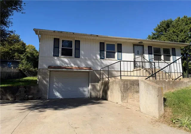 Photo 1 of Single family home for sale at 807 S 23south 23rd Ter, Lexington, MO 64067 | MLS# 2645652 | Listing updated on 2026-10-08