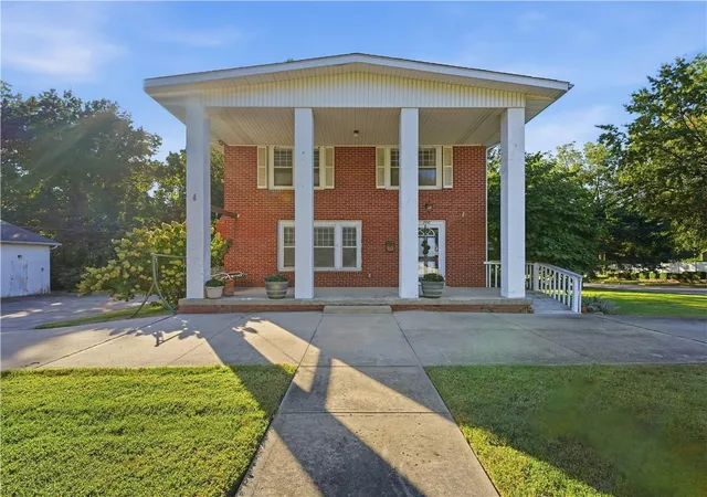 Single family home for sale at 200 SW Madison St, Lees Summit, MO 64063 | MLS# 2645654