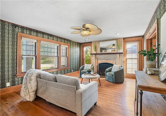 Photo 3 of Single family home for sale at 200 Sw Madison St, Lees Summit, MO 64063 | MLS# 2645654 | Listing updated on 2026-10-08