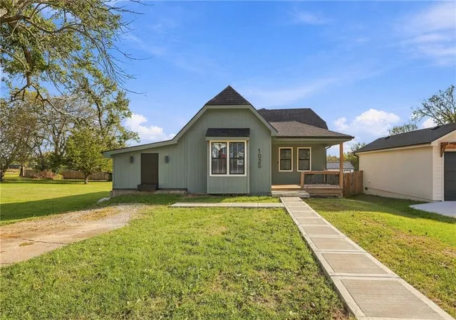 Photo 2 of Single family home for sale at 1025 Chestnut Ave, Osawatomie, KS 66064 | MLS# 2645659 | Listing updated on 2026-10-23