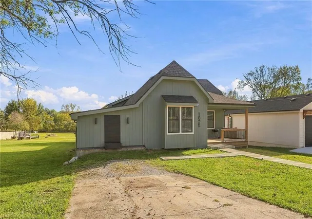 Photo 3 of Single family home for sale at 1025 Chestnut Ave, Osawatomie, KS 66064 | MLS# 2645659 | Listing updated on 2026-10-23