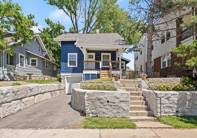 Single family home for sale at 4011 State Line Rd, Kansas City, MO 64111 | MLS# 2645673