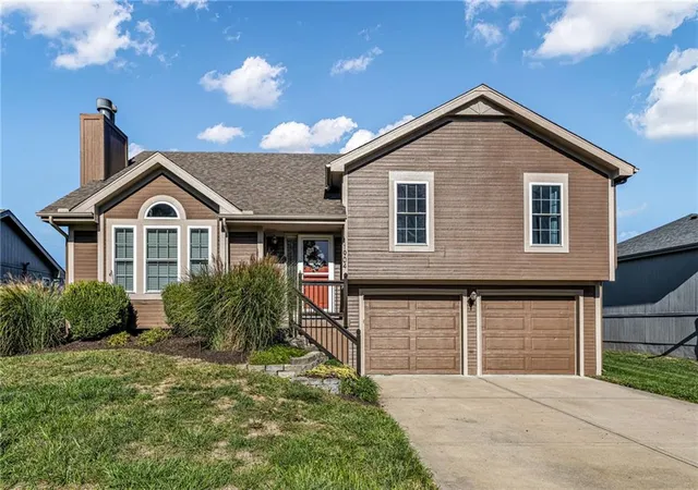 Single family home for sale at 11904 N Charlotte St, Kansas City, MO 64155 | MLS# 2645679
