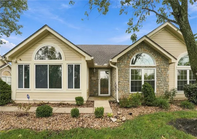 Photo 1 of Single family home for sale at 6122 Ne Kensington Dr, Lees Summit, MO 64064 | MLS# 2645686 | Listing updated on 2026-10-18