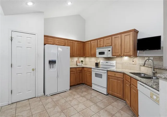 Photo 4 of House for sale at 6122 NE Kensington Dr, Lees Summit, MO 64064 | MLS# 2645686 | Listing updated on 2026-10-18