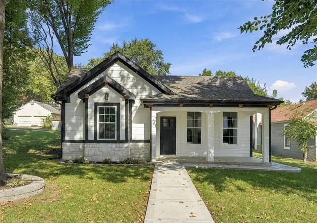 Photo 1 of Single family home for sale at 614 Spruce St, Leavenworth, KS 66048 | MLS# 2645690 | Listing updated on 2026-10-10
