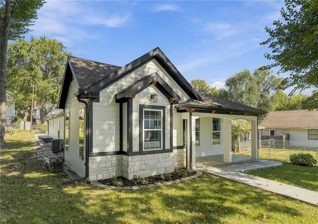 Photo 3 of Single family home for sale at 614 Spruce St, Leavenworth, KS 66048 | MLS# 2645690 | Listing updated on 2026-10-10