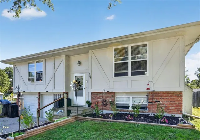 Single family home for sale at 204 SE Cromwell St, Blue Springs, MO 64014 | MLS# 2645699