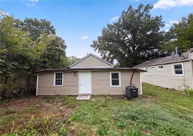 Photo 4 of Single family home for sale at 808 E Pacific Ave, Independence, MO 64050 | MLS# 2645714 | Listing updated on 2026-10-10