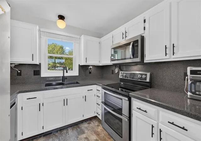 Photo 4 of Sale Pending at 1318 Tall Grass Ct, Eudora, KS 66025 | MLS# 2645719 | Listing updated on 2026-10-18