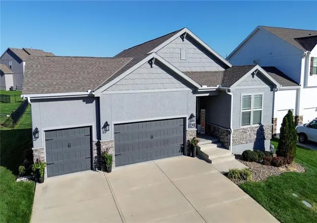Photo 2 of Single family home for sale at 829 Sw Haverford Rd, Lees Summit, MO 64081 | MLS# 2645728 | Listing updated on 2026-10-08