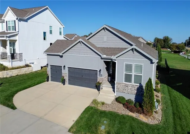 Photo 3 of Single family home for sale at 829 Sw Haverford Rd, Lees Summit, MO 64081 | MLS# 2645728 | Listing updated on 2026-10-08