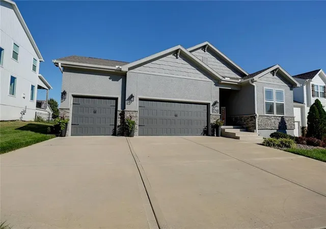 Photo 4 of Single family home for sale at 829 SW Haverford Rd, Lees Summit, MO 64081 | MLS# 2645728 | Listing updated on 2026-10-09
