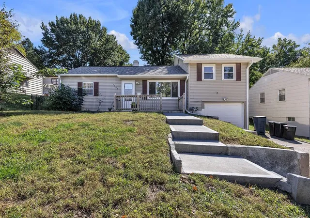 Single family home for sale at 2308 Sycamore Ct, Saint Joseph, MO 64503 | MLS# 2645767