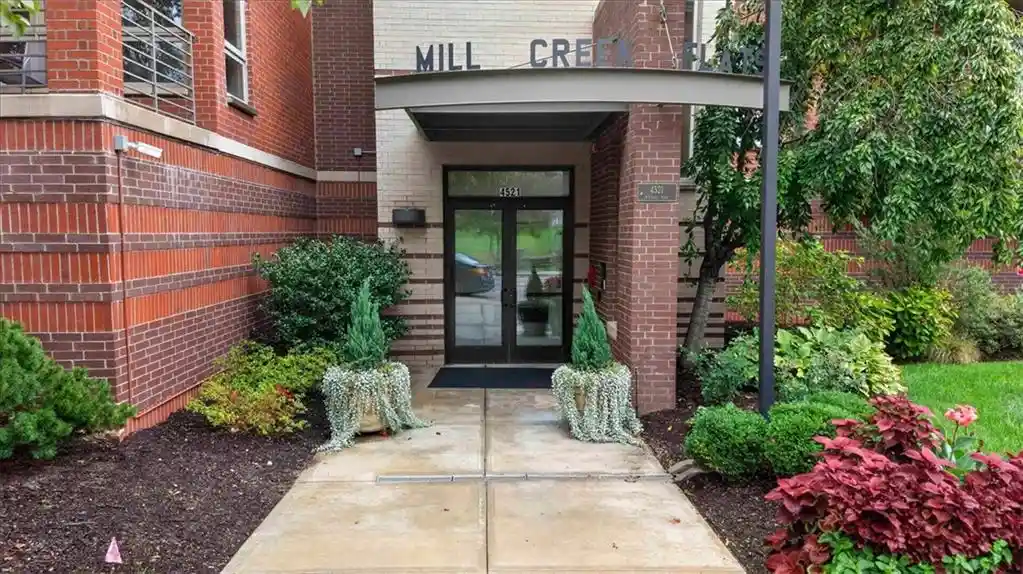 Listing Photo 1 - Condo for sale in 4521 Wornall Rd located at 4521 Wornall Rd, Kansas, MO 64111 - Unit #106