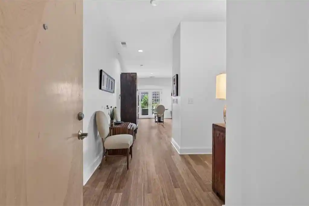 Listing Photo 2 - Condo for sale in 4521 Wornall Rd located at 4521 Wornall Rd, Kansas, MO 64111 - Unit #106