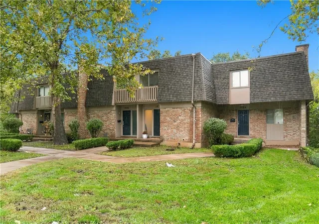 Photo 2 of Townhouse for sale at 1824 E 97th Street, Kansas City, MO 64131 | MLS# 2645777 | Listing updated on 2026-10-07