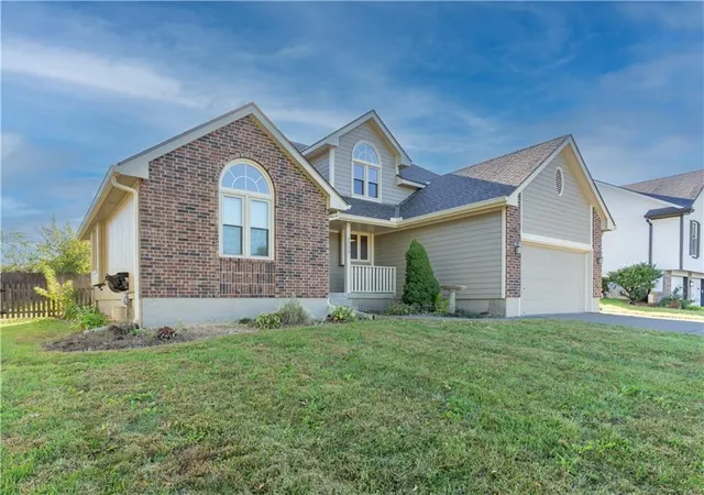 Photo 1 of Single family home for sale at 3725 SW Evergreen Ln, Lees Summit, MO 64082 | MLS# 2645806 | Listing updated on 2026-10-09