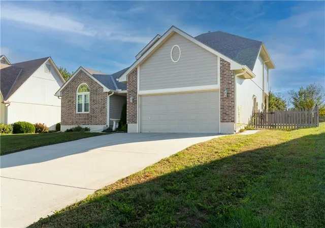 Photo 2 of Single family home for sale at 3725 SW Evergreen Ln, Lees Summit, MO 64082 | MLS# 2645806 | Listing updated on 2026-10-09